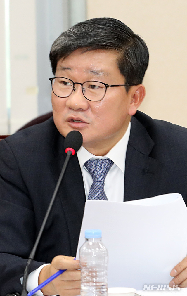 【서울=뉴시스】이종철 기자 = 더불어민주당 전해철 의원. 2018.10.11. jc4321@newsis.com