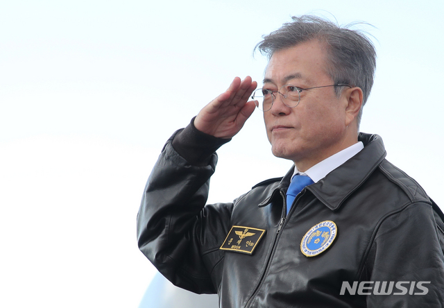 【서귀포=뉴시스】전신 기자 = 문재인 대통령이 11일 제주민군복합형 관광미항 일대에서 열린 2018 대한민국 해군 국제 관함식에 참석해 좌승함인 일출봉함에서 해상사열을 하고 있다. 2018.10.11.&nbsp; photo1006@newsis.com