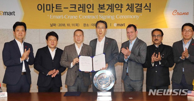 【서울=뉴시스】 11일 서울 성동구 이마트 본사 19층 대회의실에서 이마트-크레인 독점판매 본계약 체결식이 진행된 가운데 이갑수 이마트 대표이사와 매티어스 크레인사 회장이 참석자들과 기념촬영을 하고 있다. 2018.10.11. (사진=이마트 제공) photo@newsis.com