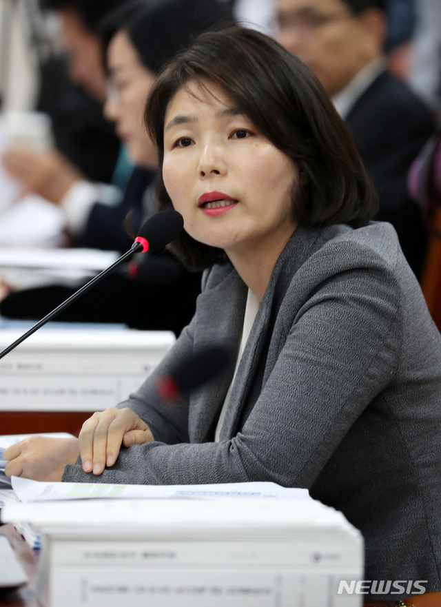 【서울=뉴시스】홍효식 기자 = 자유한국당 전희경 의원이 11일 서울 여의도 국회에서 열린 교육위원회의 교육부 등에 대한 국정감사에서 김영란 대입제도개편 공론화위원장에게 질의하고 있다. 2018.10.11.&nbsp; yesphoto@newsis.com