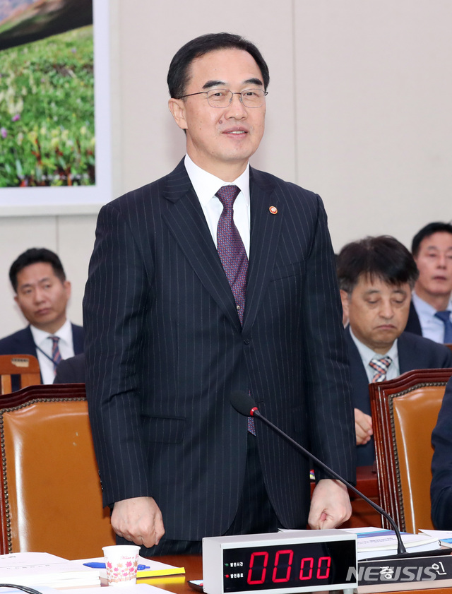 【서울=뉴시스】박영태 기자 = 11일 서울 영등포구 여의도 국회에서 열린 국회 외교통일위원회의 통일부, 민주평화통일자문회의사무처, 북한이탈주민지원재단, 남북교류협력지원협회 오후 국정감사에서 조명균 통일부 장관이 의원들이 입장하자 일어 서 있다. 2018.10.11.since1999@newsis.com