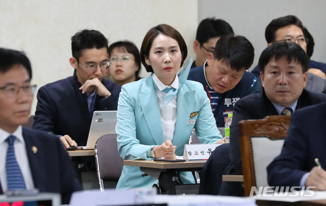 【세종=뉴시스】강종민 기자 = 11일 정부세종청사에서 열린 국회 환경노동위원회의 고용노동부에 대한 국정감사에서 항공사 승무원의 근무 실태 등을 밝히기 위해 대한한공 승무원이 일반증인으로 참석해 있다. 2018.10.11. ppkjm@newsis.com