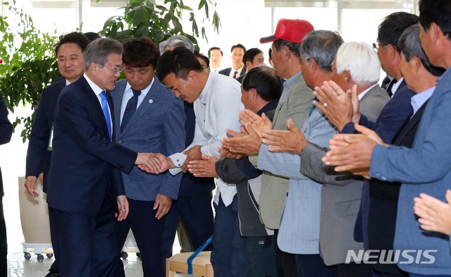 【서귀포=뉴시스】전신 기자 = 문재인 대통령이 11일 제주 서귀포 강정마을 커뮤니티센터에서 열린 강정마을 주민과의 대화에 참석하며 참석자들과 인사하고 있다. 2018.10.11.&nbsp; photo1006@newsis.com