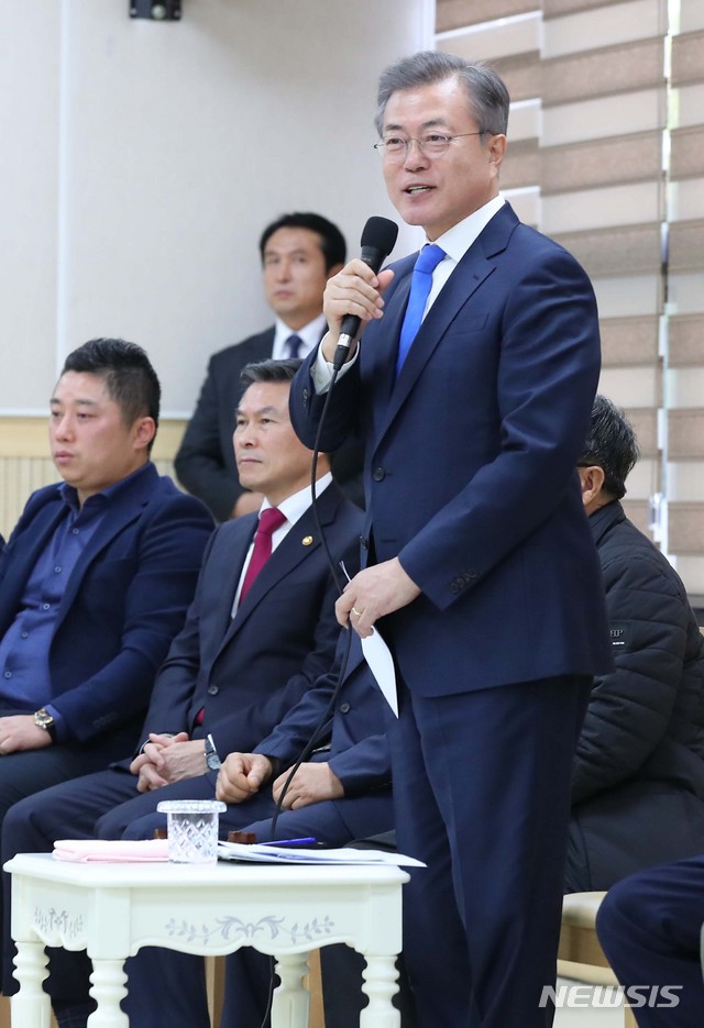 【서귀포=뉴시스】전신 기자 = 문재인 대통령이 11일 제주 서귀포 강정마을 커뮤니티센터에서 열린 강정마을 주민과의 대화에서 모두발언하고 있다. 2018.10.11. photo1006@newsis.com