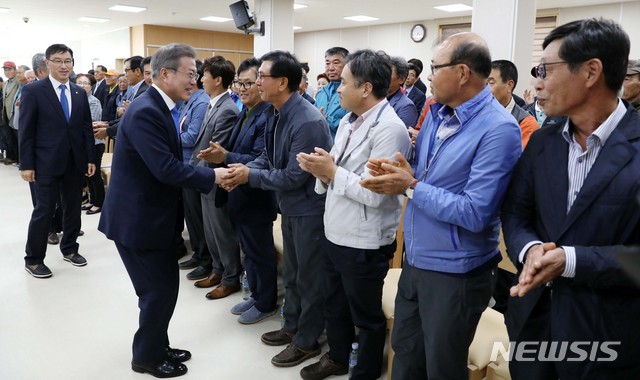 【서귀포=뉴시스】전신 기자 = 문재인 대통령이 11일 제주 서귀포 강정마을 커뮤니티센터에서 열린 강정마을 주민과의 대화에 참석하며 참석자들과 인사하고 있다. 2018.10.11. photo1006@newsis.com