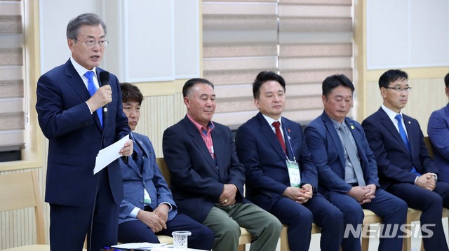 【서귀포=뉴시스】전신 기자 = 문재인 대통령이 11일 제주 서귀포 강정마을 커뮤니티센터에서 열린 강정마을 주민과의 대화에서 모두발언하고 있다. 2018.10.11.&nbsp; photo1006@newsis.com