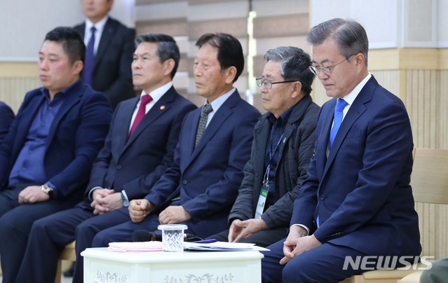 【서귀포=뉴시스】전신 기자 = 문재인 대통령이 11일 제주 서귀포 강정마을 커뮤니티센터에서 열린 강정마을 주민과의 대화에서 강희봉 강정마을회장의 환영사를 무거운 표정으로 듣고 있다. 2018.10.11. photo1006@newsis.com