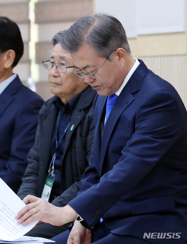 【서귀포=뉴시스】전신 기자 = 문재인 대통령이 11일 제주 서귀포 강정마을 커뮤니티센터에서 열린 강정마을 주민과의 대화에서 강희봉 강정마을회장의 환영사를 무거운 표정으로 듣고 있다. 2018.10.11. photo1006@newsis.com