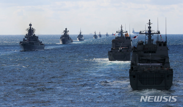 【서귀포=뉴시스】우장호 기자 = 11일 오후 제주 서귀포시 제주해군기지 앞 남부 해상에서 2018 제주 국제관함식 해상사열식이 진행되고 있다. 2018.10.11. woo1223@newsis.com