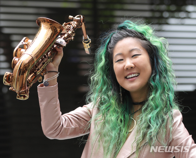 【서울=뉴시스】조수정 기자 = 한국계 미국인 재즈 색소포니스트 그레이스 켈리(Grace Kelly.정혜영)이 10일 오후 서울 통의동 카페담에서 뉴시스와 인터뷰에 앞서 포즈를 취하고 있다. chocrystal@newsis.com