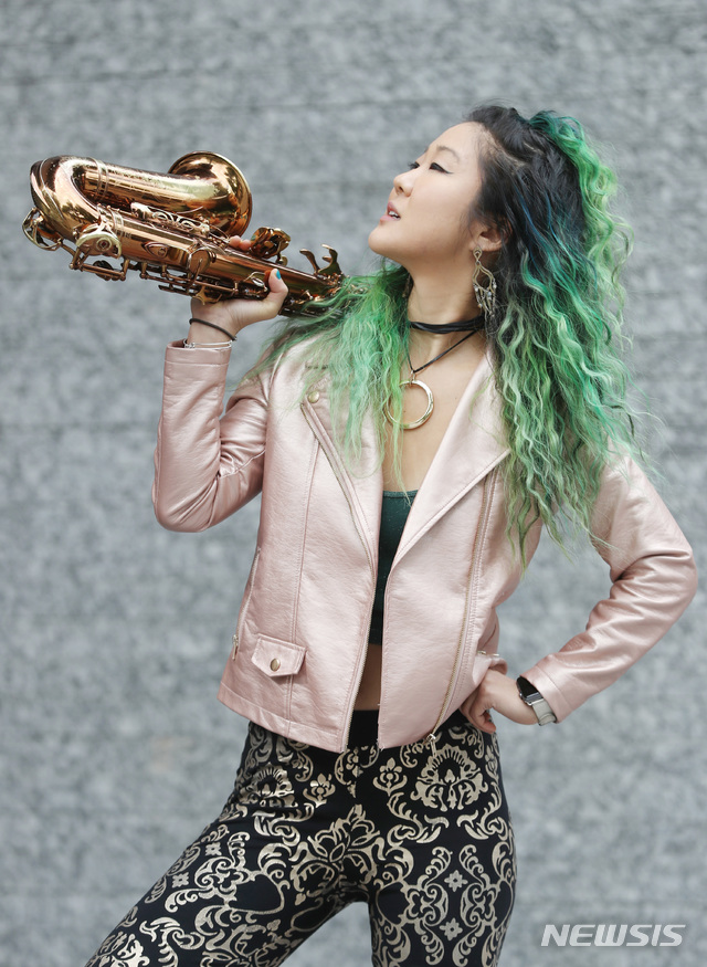 【서울=뉴시스】조수정 기자 = 한국계 미국인 재즈 색소포니스트 그레이스 켈리(Grace Kelly.정혜영)이 10일 오후 서울 통의동 카페담에서 뉴시스와 인터뷰에 앞서 포즈를 취하고 있다. chocrystal@newsis.com