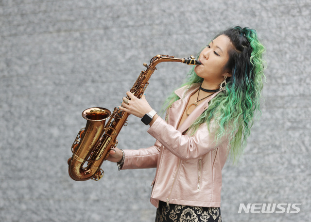 【서울=뉴시스】조수정 기자 = 한국계 미국인 재즈 색소포니스트 그레이스 켈리(Grace Kelly.정혜영)이 10일 오후 서울 통의동 카페담에서 뉴시스와 인터뷰에 앞서 포즈를 취하고 있다. chocrystal@newsis.com