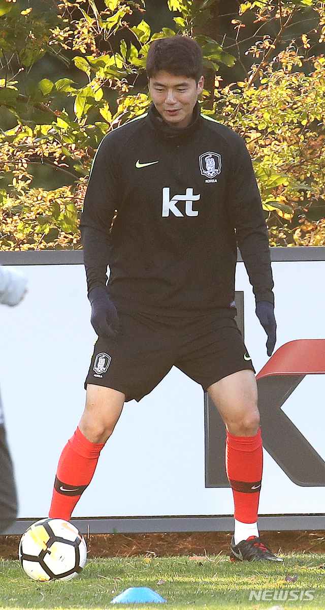 【파주=뉴시스】김선웅 기자 = 우루과이와의 평가전을 하루 앞둔 축구 대표팀의 기성용이 11일 경기 파주시 NFC에서 훈련에 열중하고 있다. 2018.10.11. mangusta@newsis.com