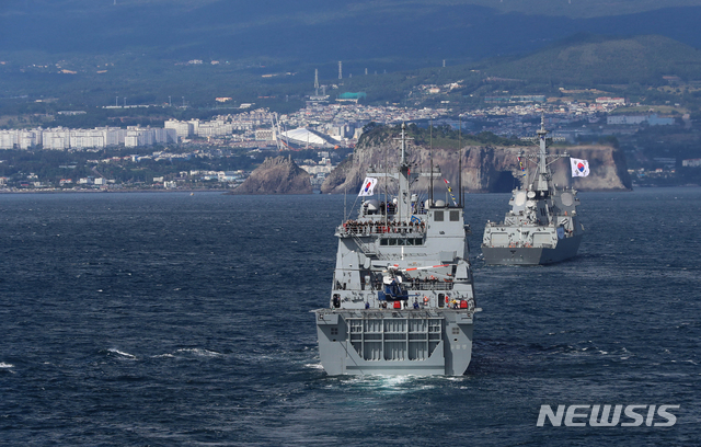 【서귀포=뉴시스】우장호 기자 = 11일 오후 제주 서귀포시 제주해군기지 앞 남부 해상에서 2018 제주 국제관함식 해상사열식이 진행되고 있다. 2018.10.11. woo1223@newsis.com