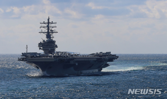 【서귀포=뉴시스】우장호 기자 = 11일 오후 제주 서귀포시 제주해군기지 앞 남부 해상에서 2018 제주 국제관함식 해상사열식이 진행된 가운데 미국 핵항공모함인 로널드 레이건호가 사열을 위해 힘차게 추진하고 있다. 2018.10.11. woo1223@newsis.com