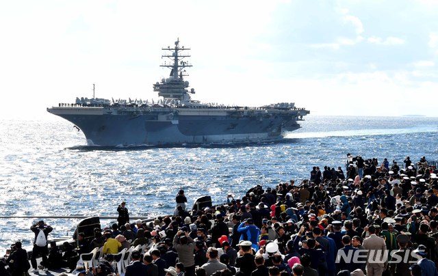 【서울=뉴시스】 11일 오후 제주 서귀포시 제주해군기지 앞 남부 해상에서 2018 제주 국제관함식 해상사열식에 참가한 미 항공모함 로날드 레이건함(RONALD REAGAN, CVN-76)이 위용을 뽐내고 있다. 2018.10.11.(사진=해군본부 제공) photo@newsis.com