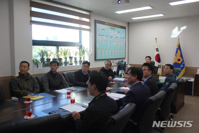 【고양=뉴시스】이경환 기자 = 김기출 경기북부지방경찰청은 12일 고양경찰서에서 열린 수사회의에서 "제기된 모든 의혹에 대해서 철저한 규명을 해달라"고 지시했다. 이날 회의는 고양경찰서에 설치된 지방청·고양서 전담수사팀에서 진행됐다. 2018.10.12.(사진=경기북부지방경찰청 제공) lkh@newsis.com