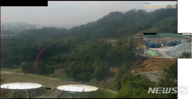 【고양=뉴시스】 이호진 기자 = (사진1) 안시준 중부대 교수가 당시 CCTV에 찍힌 풍등의 이동 경로와 경찰이 밝힌 발화 예상지점을 표시한 사진. 풍등은 사진상 우측에서 좌측으로 떨어지고 있다. 2018.10.12. (사진=안시준 교수 제공)&nbsp; asake@newsis.com&nbsp; 