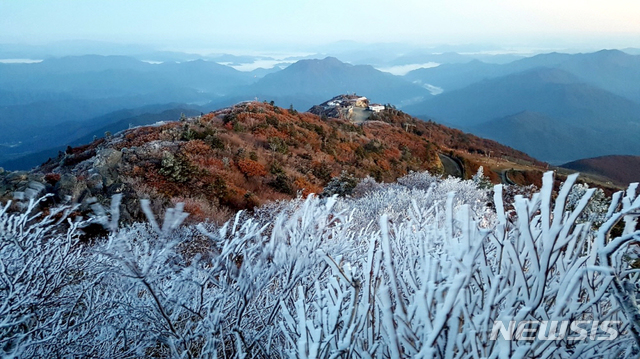 【전주=뉴시스】강인 기자 = 12일 전북 무주군 덕유산 정상 부근에 올 가을 첫 상고대(나무서리)가 맺혔다.2018.10.12 (사진=덕유산국립공원 제공)kir1231@newsis.com