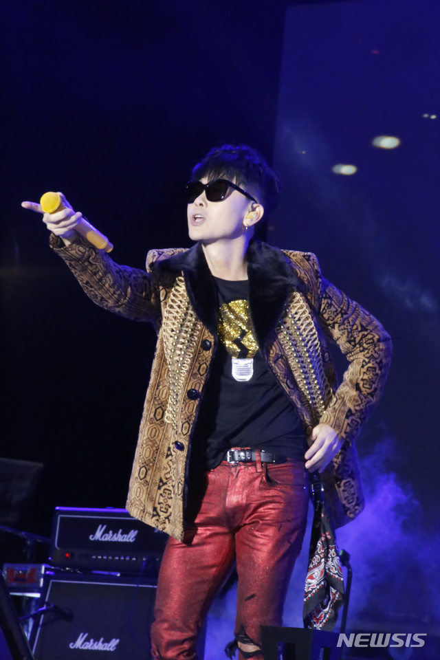 【칠곡=뉴시스】박홍식 기자 = 12일 경북 칠곡군 칠곡보 생태공원에서 열린 '제6회 낙동강세계평화문화대축전' 개막 축하공연에서 라이브의 황제 이승환이 자신의 히트곡 '어떻게 사랑이 그래요'를 부르고 있다. 2018.10.12 phs6431@newsis.com