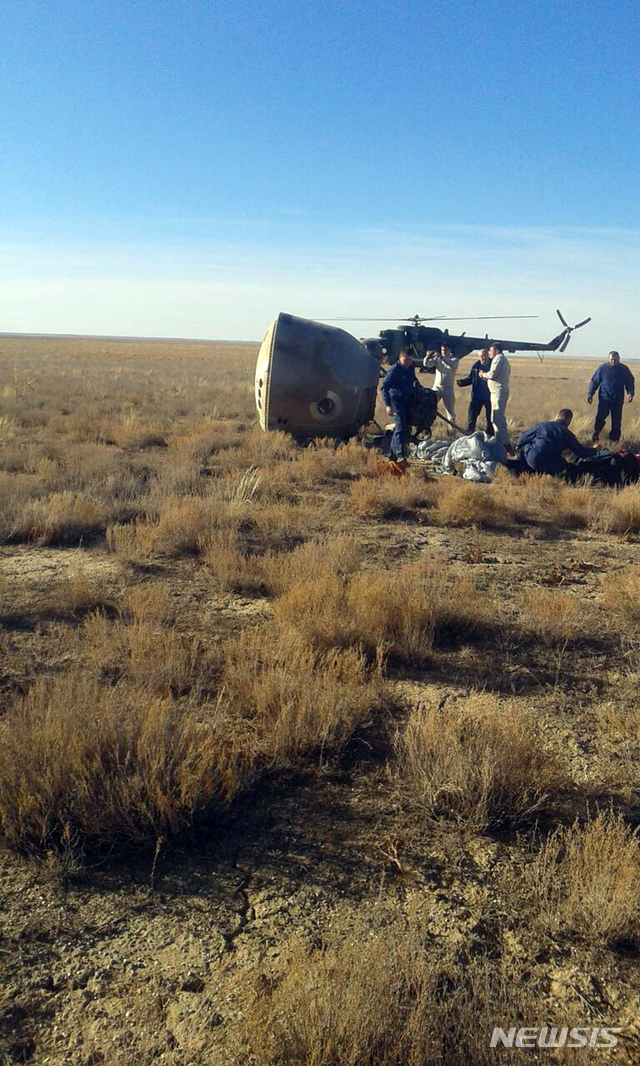 【카자흐스탄=AP/뉴시스】 로켓 오작동으로 지상으로 추락한 소유스 MS-10 우주선 캡슐이 러시아 카자스흐탄 근처 들판에 놓여있다. (사진=러시아 국방부 제공) 2018.10.13. 