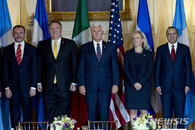 【 워싱턴 = AP/뉴시스】 12일부터 미국국무부에서 열리는 중미 번영과 안보를 위한 국제회의에 참석차 방문한 외무장관들과 11일 회담후 함께 포즈를 취하고 있는 마이크 펜스 부통령.