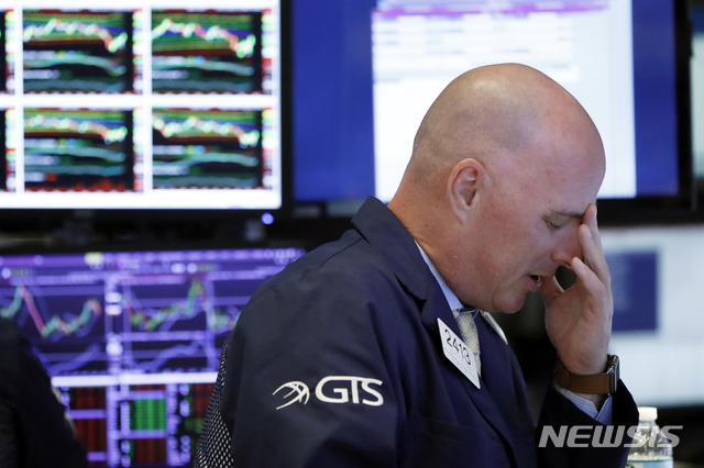 뉴욕 증시, 세계 경기에 대한 불안감에 급락 마감...다우 2.41%↓ 