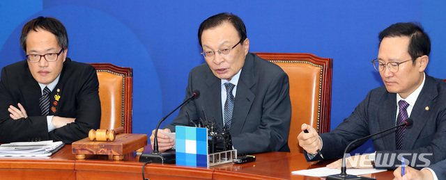 【서울=뉴시스】박영태 기자 = 12일 오전 서울 영등포구 여의도 국회에서 열린 더불어민주당 최고위원회의에서 이해찬 대표가 발언하고 있다. 2018.10.12.since1999@newsis.com