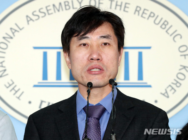 【서울=뉴시스】박영태 기자 = 12일 오전 서울 영등포구 여의도 국회 정론관에서 하태경 의원이 음주운전자에 관한 처벌 기준을 강화하고 음주운전 치사에 대해서 살인죄로 처벌해야 한다는 단속음주운전 관련 법안 기자회견을 하고 있다. 2018.10.12.since1999@newsis.com