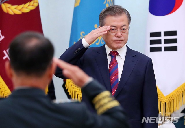 【서울=뉴시스】전신 기자 = 문재인 대통령이 12일 청와대 본관 충무실에서 열린 군 장성 진급 및 보직 신고에서 거수경례하고 있다. 2018.10.11. photo1006@newsis.com