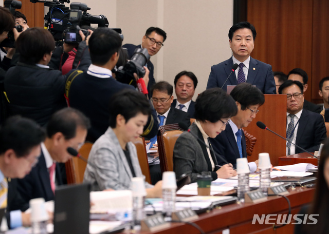 【서울=뉴시스】고승민 기자 = 12일 오전 서울 여의도 국회에서 열린 산업통상자원중소벤처기업위원회의 중소벤처기업부 국정감사에서 홍종학 장관이 업무보고를 하고 있다. 2018.10.12.kkssmm99@newsis.com