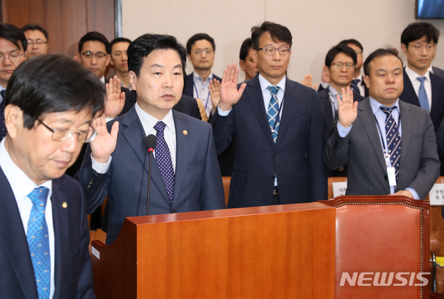 【서울=뉴시스】고승민 기자 = 12일 오전 서울 여의도 국회에서 열린 산업통상자원중소벤처기업위원회의 중소벤처기업부 국정감사에서 홍종학 장관이 선서를 하고 있다. 2018.10.12.kkssmm99@newsis.com