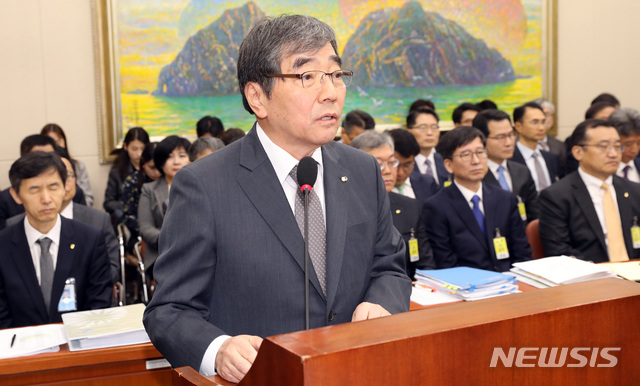 【서울=뉴시스】박영태 기자 = 12일 오전 서울 영등포구 여의도 국회에서 열린 국회 정무위원회의 금융감독원 국정감사에서 윤석헌 금융감독원장이 인사말을 하고 있다. 2018.10.12.since1999@newsis.com