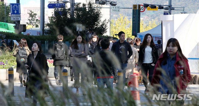 【서울=뉴시스】고범준 기자 = 올해 가을 들어 가장 쌀쌀한 날씨를 보인 12일 오전 서울 종로구 세종대로 사거리에서 시민들이 출근길을 서두르고 있다. 2018.10.12. bjko@newsis.com