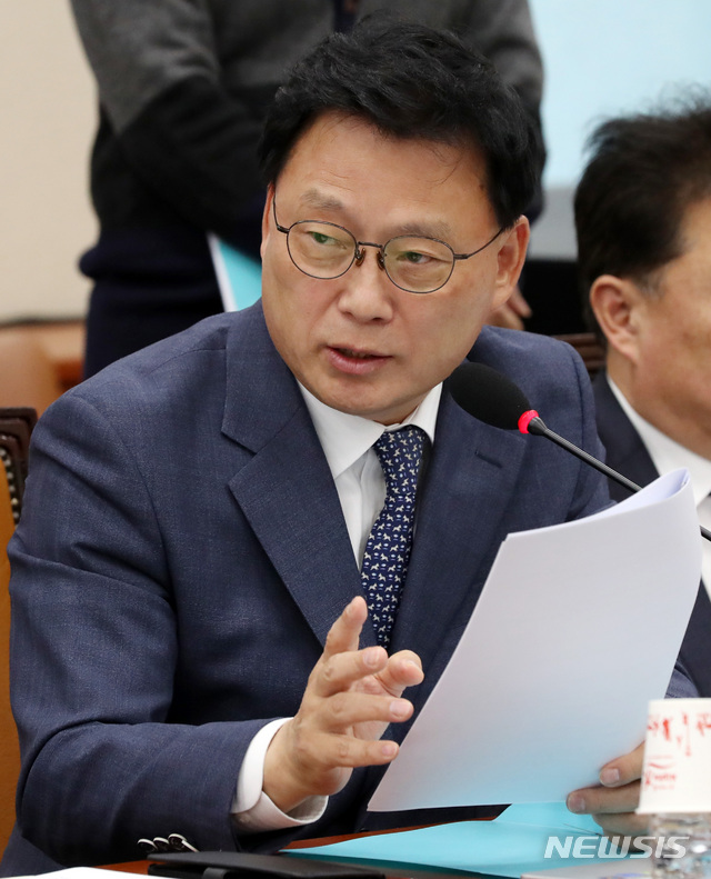 【서울=뉴시스】박영태 기자 = 12일 오전 서울 영등포구 여의도 국회에서 열린 국회 과학기술정보방송통신위원회의 원자력안전위원회, 한국원자력안전기술원, 한국원자력통제기술원, 한국원자력안전재단, 한국수력원자력㈜의 국정감사에서 박광온 더불어민주당 의원이 질의하고 있다. 2018.10.12.since1999@newsis.com