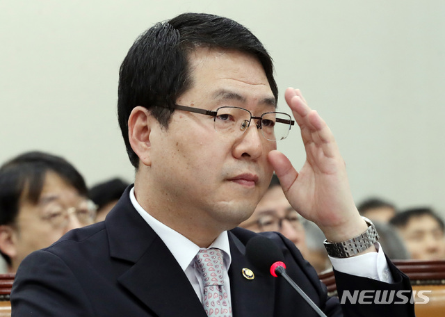 【서울=뉴시스】박영태 기자 = 12일 오전 서울 영등포구 여의도 국회에서 열린 국회 과학기술정보방송통신위원회의 원자력안전위원회, 한국원자력안전기술원, 한국원자력통제기술원, 한국원자력안전재단, 한국수력원자력㈜의 국정감사에서 강정민 원자력안전위원회 위원장이 의원 질의를 들으며 안경을 만지고 있다. 2018.10.12.since1999@newsis.com