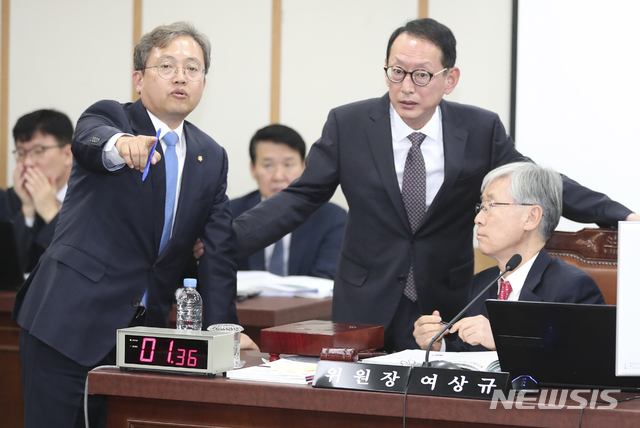 【과천=뉴시스】최진석 기자 = 12일 오전 경기 과천 정부과천청사 법무부에서 열린 국회 법제사법위 법무부 국정감사에서 여상규 위원장이 문재인 대통령의 강정마을 관련 발언, 여야의원들의 설전이 이어지자 여당 간사 송기현 의원과 야당 간사 김도읍 의원이 휴정에 관한 이야기를 하고 있다. 2018.10.12.myjs@newsis.com