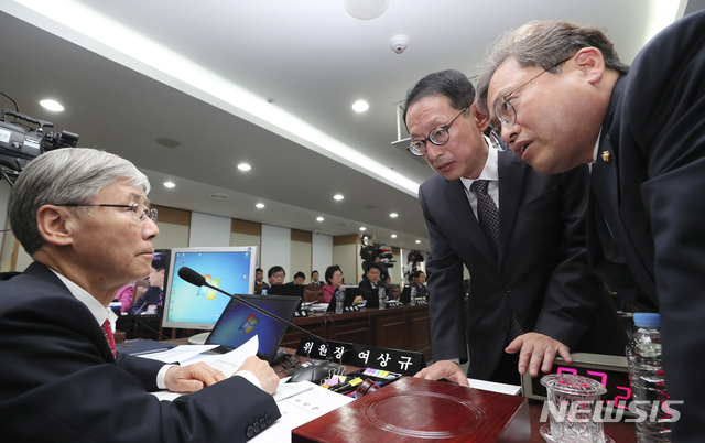 【과천=뉴시스】최진석 기자 = 12일 오전 경기 과천 정부과천청사 법무부에서 열린 국회 법제사법위 법무부 국정감사에서 여상규 위원장이 문재인 대통령의 강정마을 발언과 관련해 여야의원들의 설전이 이어지자 여간 간사 송기현 의원, 야당간사 김도읍 의원과 휴정에 관한 이야기를 하고 있다. 2018.10.12.myjs@newsis.com