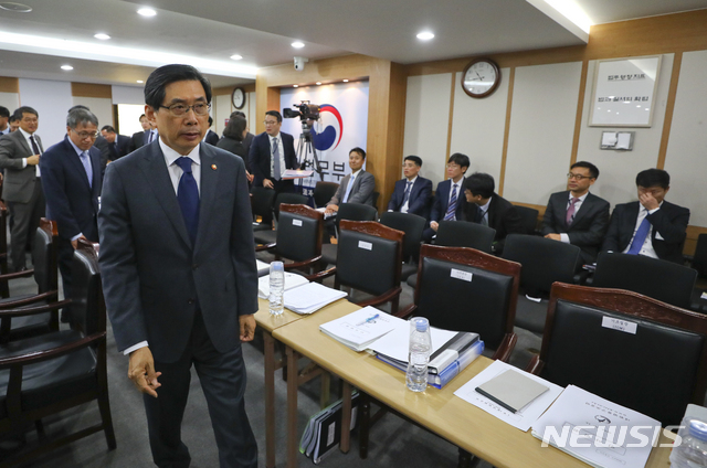 【과천=뉴시스】최진석 기자 = 박상기 법무부 장관이 12일 오전 경기 과천 정부과천청사 법무부에서 열린 국회 법제사법위 법무부 국정감사에서 문재인 대통령의 강정마을 관련 발언으로 휴정되자 이동하고 있다. 2018.10.12.myjs@newsis.com