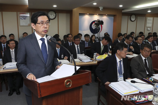 【과천=뉴시스】최진석 기자 = 박상기 법무부 장관이 12일 오전 경기 과천 정부과천청사 법무부에서 열린 국회 법제사법위 법무부 국정감사에 출석해 업무보고를 하고 있다. 2018.10.12. myjs@newsis.com 