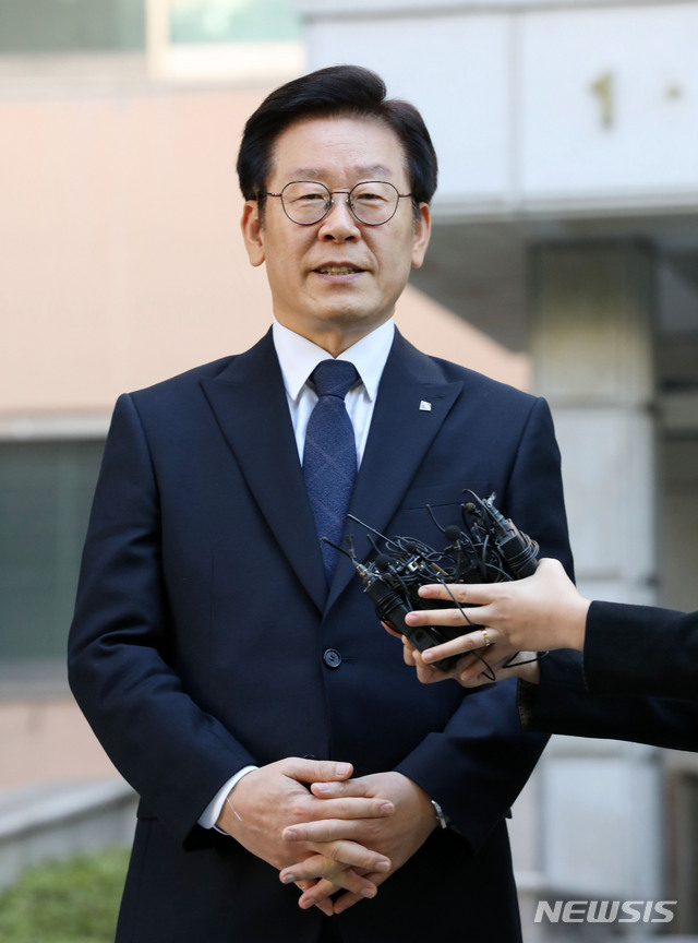 【성남=뉴시스】홍효식 기자 = 경찰이 이재명 경기지사에 대한 공직선거법위반 고발사건 관련 주거지와 성남시청(4개 사무실) 등에 대한 압수수색을 한 지난 12일 오전 경기 성남시 분당구 이 지사의 자택에서 이재명 지사가 일정을 위해 나서며 취재진의 질문에 답하고 있다. 2018.10.12. yesphoto@newsis.com