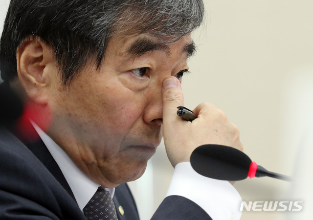 【서울=뉴시스】박영태 기자 = 12일 오전 서울 영등포구 여의도 국회에서 열린 국회 정무위원회의 금융감독원 국정감사에서 윤석헌 금융감독원장이 의원 질의를 들으며 생각에 잠겨 있다. 2018.10.12. since1999@newsis.com