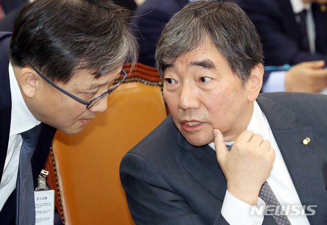 【서울=뉴시스】박영태 기자 = 12일 오전 서울 영등포구 여의도 국회에서 열린 국회 정무위원회의 금융감독원 국정감사에서 윤석헌 금융감독원장이 금감원 관계자와 이야기를 나누고 있다. 2018.10.12. since1999@newsis.com