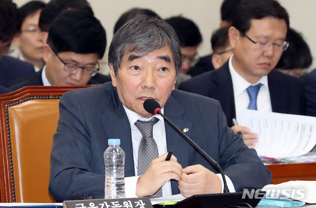 【서울=뉴시스】박영태 기자 = 12일 오전 서울 영등포구 여의도 국회에서 열린 국회 정무위원회의 금융감독원 국정감사에서 윤석헌 금융감독원장이 의원 질의에 답변하고 있다. 2018.10.12. since1999@newsis.com