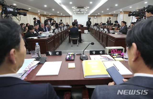 【과천=뉴시스】최진석 기자 = 12일 경기 과천 정부과천청사 법무부에서 열린 국회 법제사법위 법무부 국정감사에서 문재인 대통령의 강정마을 사면복권 관련해 박상기 법무부 장관의 의견을 듣지 못하자 자리를 뜬 자유한국당 의원들의 빈 자리(오른쪽 뒷줄)가 보이고 있다. 박 법무부 장관은 그 사안에 관련해서는 주질의에 답변을 한다고 답했다. 2018.10.12.myjs@newsis.com