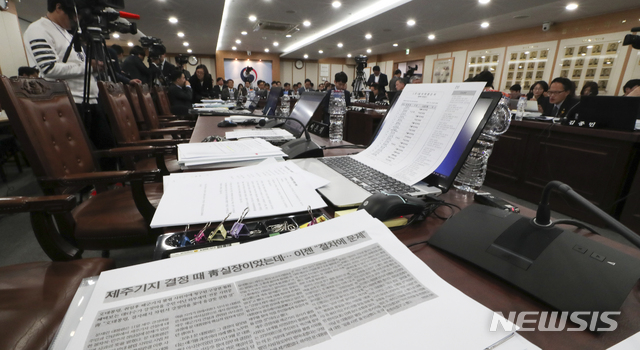 【과천=뉴시스】최진석 기자 = 12일 경기 과천 정부과천청사 법무부에서 열린 국회 법제사법위 법무부 국정감사에서 문재인 대통령의 강정마을 사면복권 관련해 박상기 법무부 장관의 의견을 듣지 못하자 자리를 뜬 자유한국당 의원들의 빈 자리가 보이고 있다. 박 법무부 장관은 그 사안에 관련해서는 주질의에 답변을 한다고 답했다. 2018.10.12. myjs@newsis.com