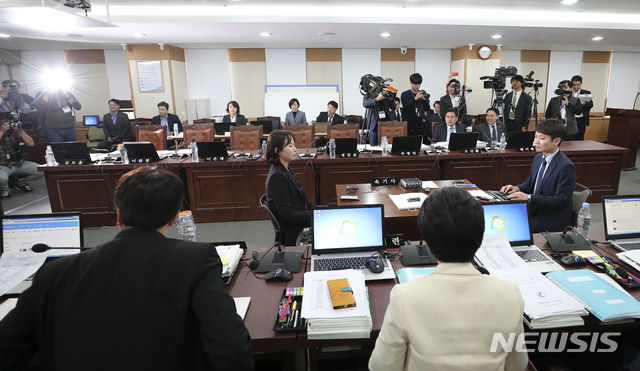 【과천=뉴시스】최진석 기자 = 12일 경기 과천 정부과천청사 법무부에서 열린 국회 법제사법위 법무부 국정감사에서 문재인 대통령의 강정마을 사면복권 관련해 박상기 법무부 장관의 의견을 듣지 못하자 자리를 뜬 자유한국당 의원들의 빈 자리가 보이고 있다. 박 법무부 장관은 그 사안에 관련해서는 주질의에 답변을 한다고 답했다. 2018.10.12.myjs@newsis.com