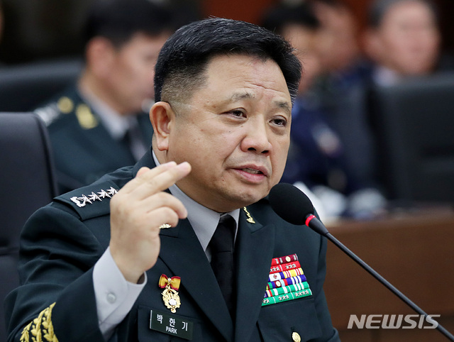 【서울=뉴시스】김진아 기자 = 박한기 합참의장이 12일 서울 용산구 합동참모본부에서 열린 국회 국방위원회 합동참모본부 국정감사에서 의원들의 질의에 답하고 있다. 2018.10.12.&nbsp; bluesoda@newsis.com