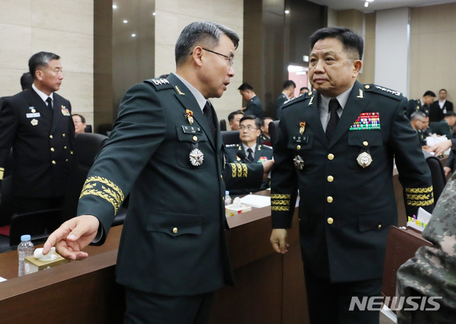 【서울=뉴시스】김진아 기자 = 박한기 합참의장이 12일 서울 용산구 합동참모본부에서 열린 국회 국방위원회 합동참모본부 국정감사에서 오전 감사를 마친 후 자리를 떠나고 있다. 2018.10.12. bluesoda@newsis.com