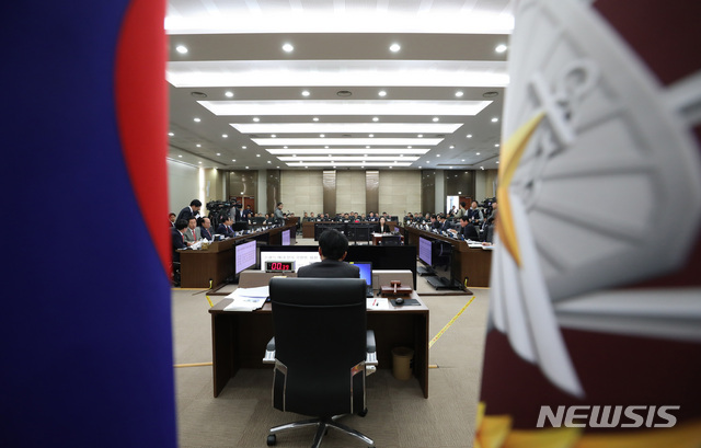 【서울=뉴시스】김진아 기자 = 박한기 합참의장이 12일 서울 용산구 합동참모본부에서 열린 국회 국방위원회 합동참모본부 국정감사에서 의원들의 질의에 답하고 있다. 2018.10.12. bluesoda@newsis.com